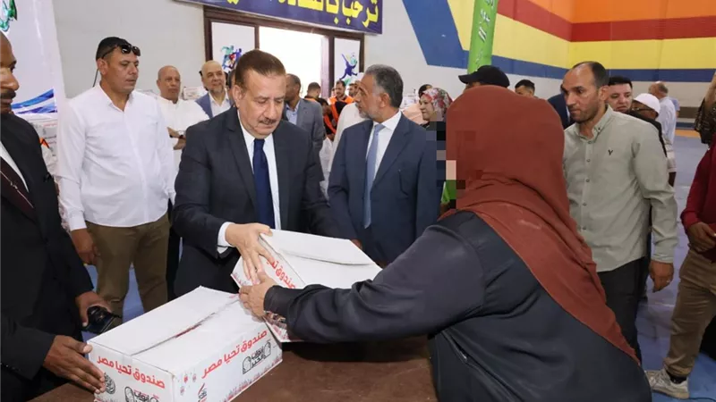 محافظ المنوفية يسلم مساعدات عينية ولحوم لـ2000 أسرة من الأولى بالرعاية (صور)