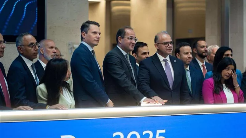 وزير المالية يقرع جرس افتتاح جلسة التداول ببورصة لندن 