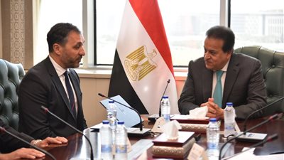 خطوة لخفض أسعار جلسات الكلى.. وزير الصحة يتفقد مصنع إشتيولايف ساينس