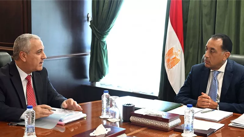 رئيس الوزراء يستعرض مع رئيس الهيئة الوطنية للصحافة عددا من الموضوعات والملفات