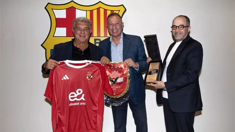 اجتماع ثلاثي بين الخطيب ورئيس برشلونة وكامل حول مشروع استاد النادي الأهلي