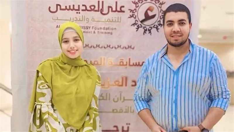 محفظ قرآنى بقنا يهدى طالبة متفوقة فى الثانوية العامة رحلة عمره 