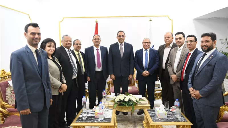 محافظ قنا يستقبل وفد الكنيسة الإنجيلية لبحث سبل التعاون المشترك وتعزيز الروابط المجتمعية