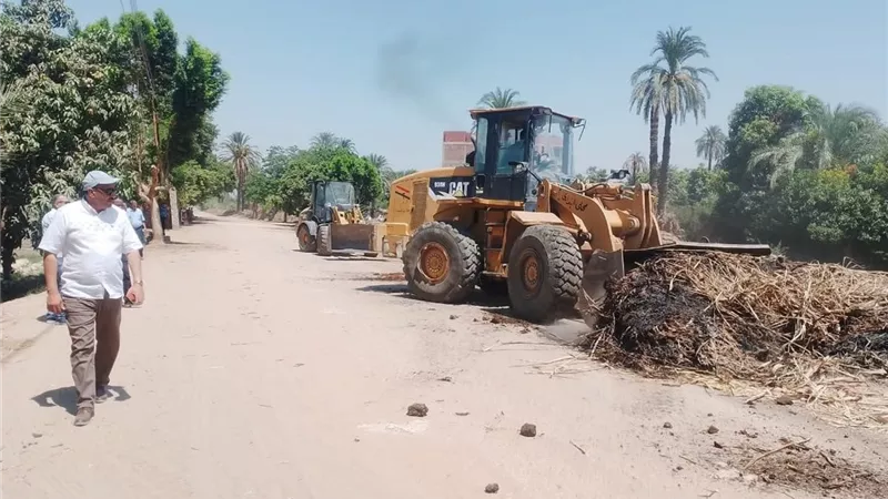 محافظ أسيوط يؤكد استمرار حملات تطهير الترع والمصارف لتحسين كفاءة الري