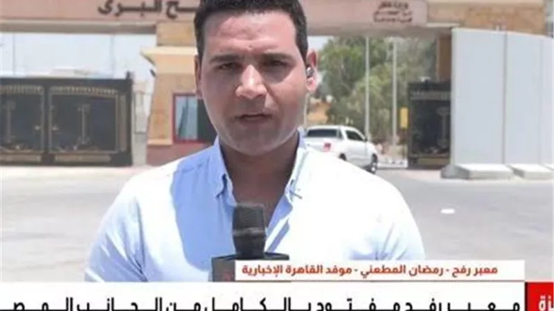 دخول شاحنات محملة بآلاف الأطنان من المواد الغذائية باتجاه معبر كرم أبو سالم 