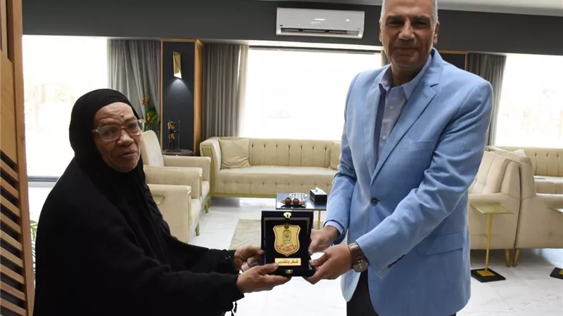  شهادة تقدير ودرع المحافظة ومكافأة مالية.. محافظ أسوان يكرم السيدة فاطمة 