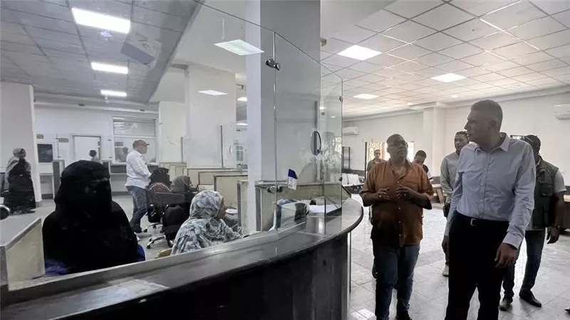 محافظ أسوان يفاجئ المركز التكنولوجي للخدمات الحكومية بقرية الكفور بكوم أمبو