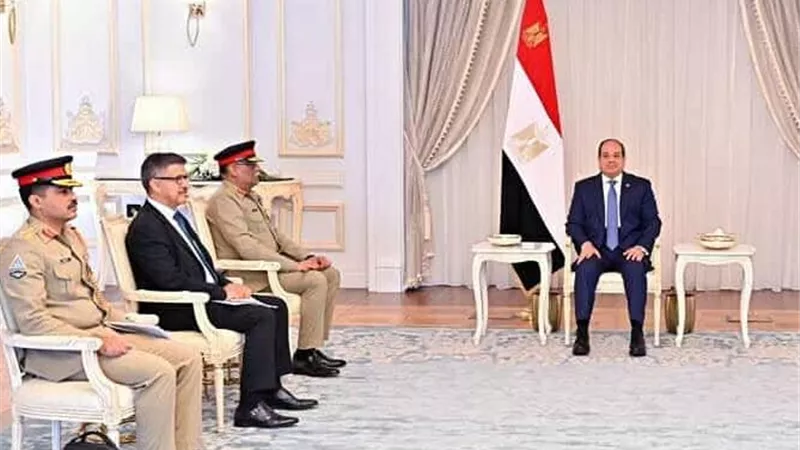 السيسي يستقبل رئيس أركان باكستان ويؤكد أهمية تعزيز التعاون العسكري 