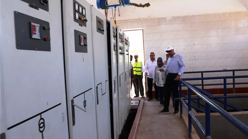 محافظ أسوان يتفقد محطة رفع صرف صحي بمركز كوم أمبو
