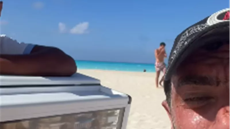 بالفيديو.. أحمد العوضي يتفاعل مع بائع فريسكا على البحر: “وشي كله رملة”