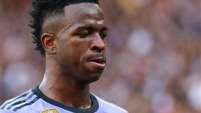 أزمة جديدة في ريال مدريد.. فينيسيوس يرفض التجديد ويطالب براتب يفوق مبابي