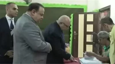 رئيس الهيئة الوطنية للانتخابات ينتظر دوره للإدلاء بصوته في انتخابات الشيوخ