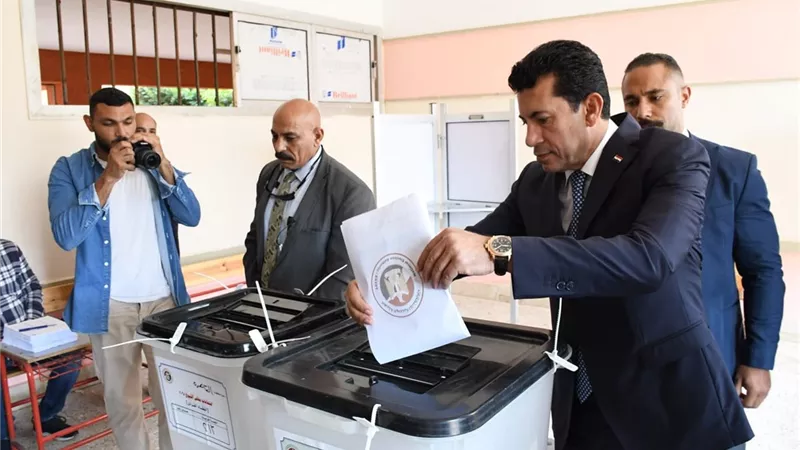 وزير الرياضة يدلي بصوته في انتخابات الشيوخ بمدينة الشروق