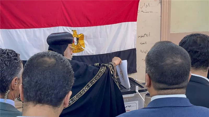 البابا تواضروس الثاني يدلي بصوته في انتخابات مجلس الشيوخ 2025