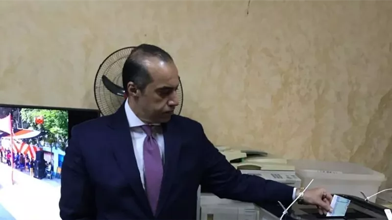 وزير الشئون النيابية يدلي بصوته في انتخابات الشيوخ بالهرم