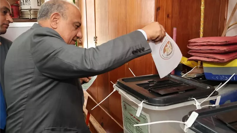 وزير الكهرباء يدلي بصوته في انتخابات مجلس الشيوخ 2025