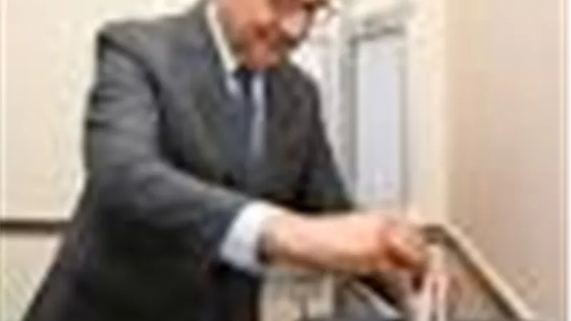 بعد إدلاؤه بصوته.. وزير قطاع الأعمال: المشاركة في الانتخابات واجب وطني