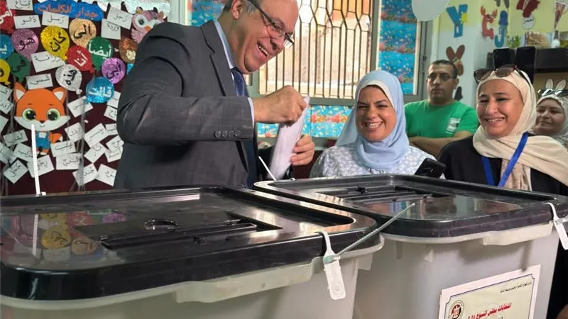 وزير الطيران المدني يدلي بصوته في انتخابات الشيوخ بمصر الجديدة