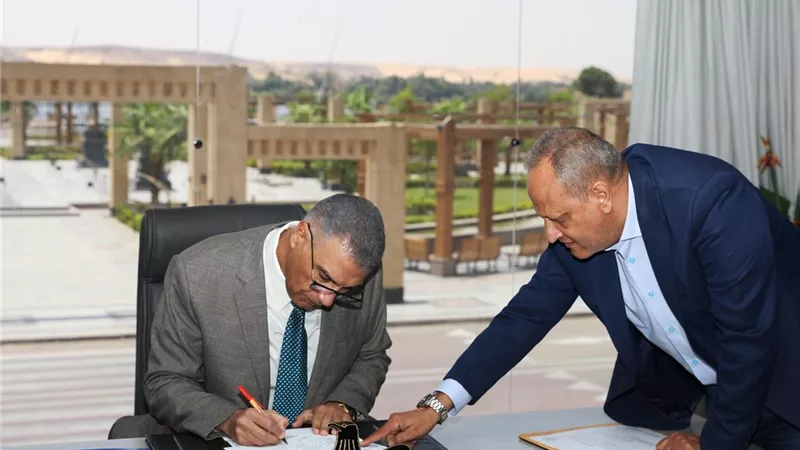 محافظ أسوان يقرر النزول بالحد الأدنى للقبول بمدارس التعليم الثانوي العام إلى 200 درجة