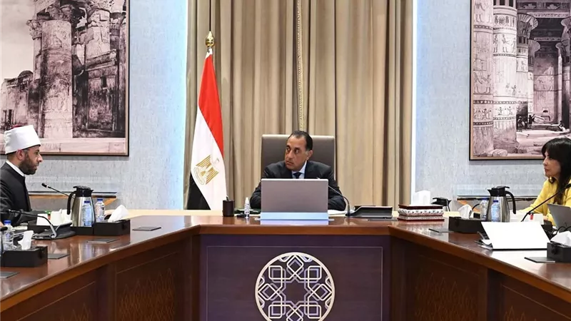 رئيس الوزراء يتابع مع وزير الأوقاف خطط تطوير وإدارة أصول الوقف 