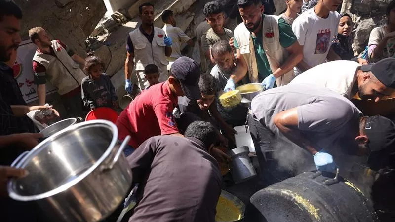 وسط استهداف عشوائي للفلسطينيين.. نقص المياه الشديد يفاقم الجوع والنزوح في غزة