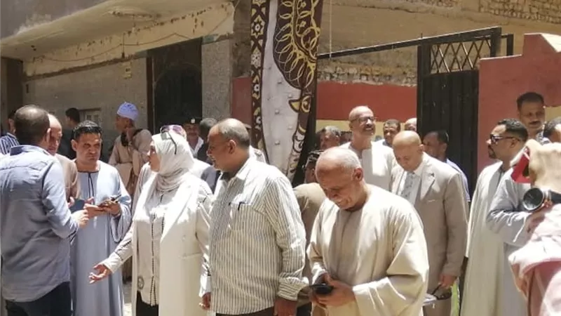 وفاء رشاد تتفقد اللجان الانتخابية بقنا.. وتؤكد: المصريين سطروا تاريخ جديد 