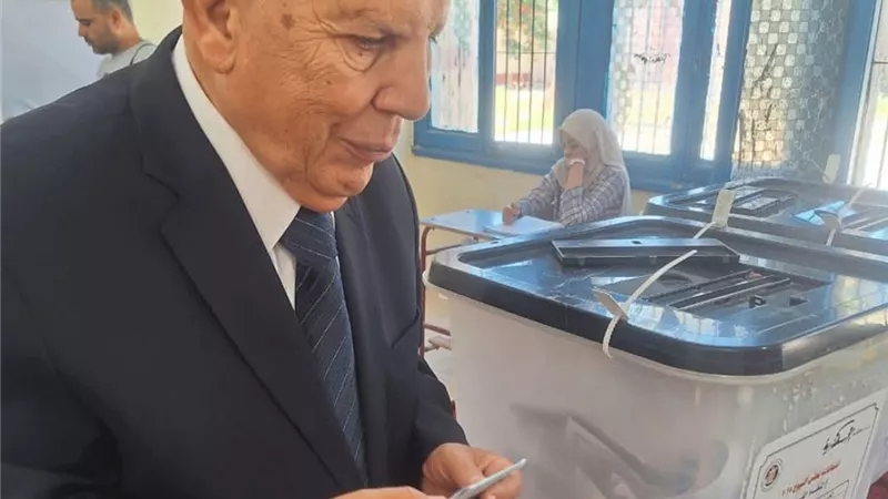  أمين المجالس المحلية بالجبهة الوطنية يدلي بصوته.. ويؤكد: المشاركة بالانتخابات واجب وطني 