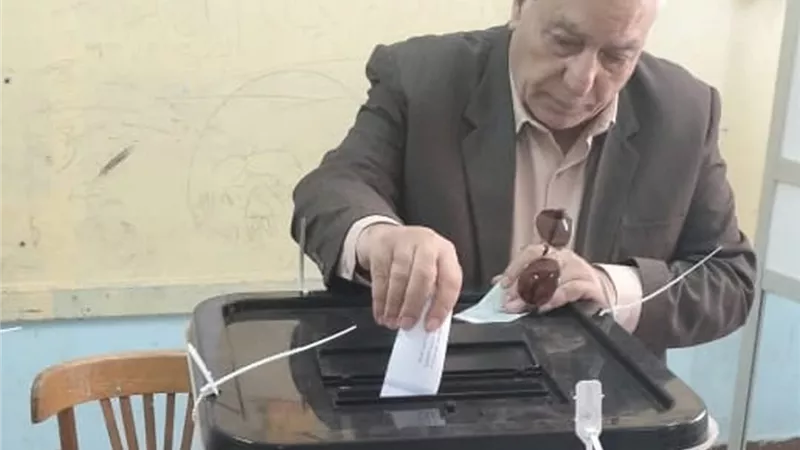 أسامة العبد يدلي بصوته في انتخابات الشيوخ.. ويؤكد: المصريين حريصين على دولتهم 