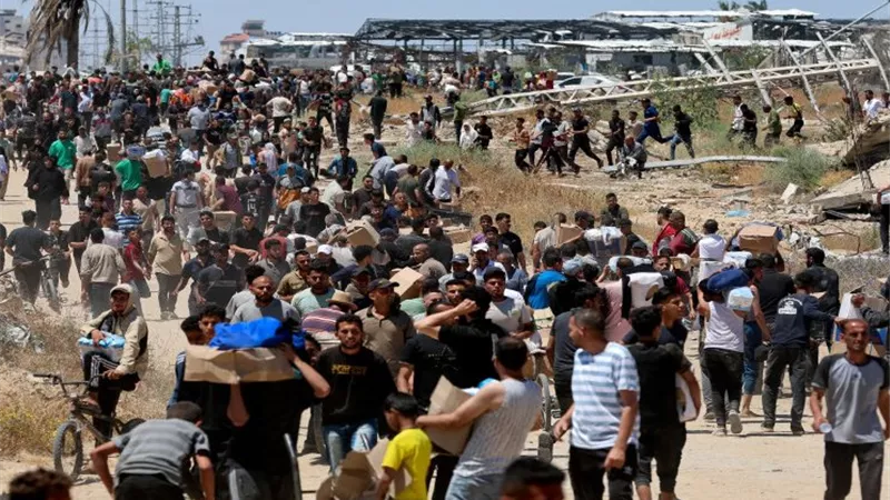 كارثة إنسانية جديدة بغزة.. 20 قتيل في حادث انقلاب شاحنة مساعدات