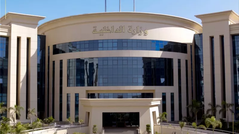 الداخلية: التحقيق مع ضابط شرطة تعدى على منادي سيارات في الجيزة
