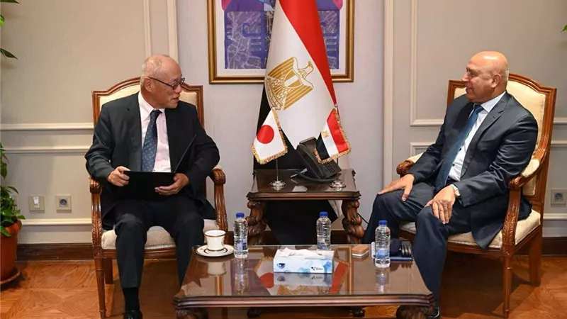 وزير النقل يبحث مع السفير الياباني بالقاهرة سبل التعاون بمجالي النقل والصناعة