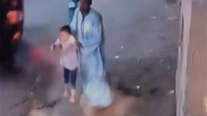 لسرقة قرطها الذهبي.. ضبط متهم اعتدى على طفلة بأسيوط (صور)
