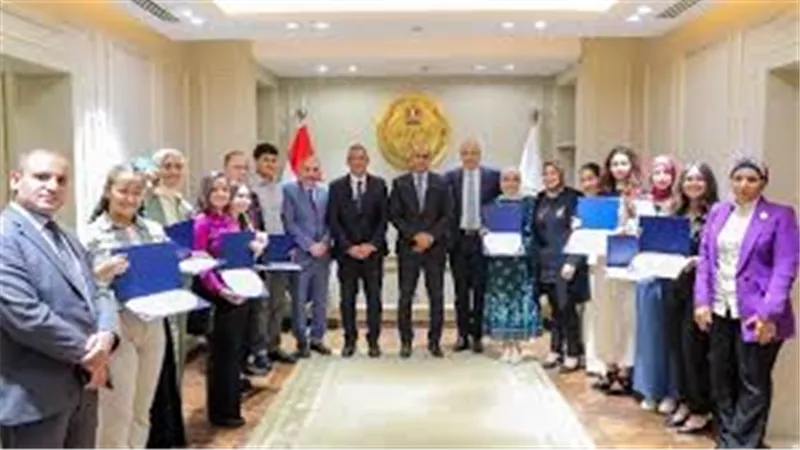 وزير التعليم يكرم أوائل مدارس النيل المصرية الدولية في العاصمة الإدارية