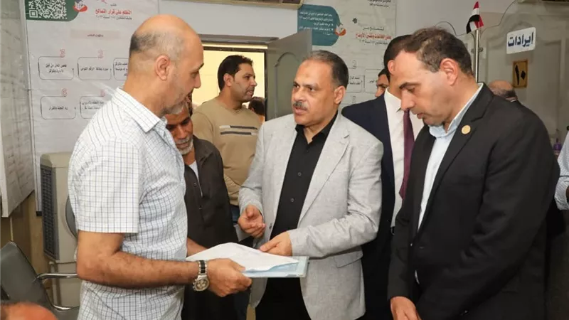 محافظ الشرقية يُتابع سير إجراءات العمل بالمركز التكنولوجي لخدمة المواطنين بمنيا القمح