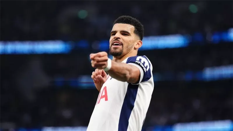 سولانكي يقود تشكيل توتنهام المتوقع أمام باريس سان جيرمان بنهائي كأس السوبر الأوروبي