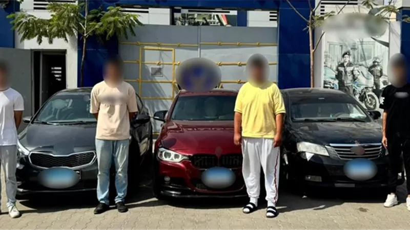 ضبط المتهمين بمطاردة فتاتين بسياراتهم في الجيزة 