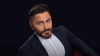 هشتغل مأذون..تامر حسني يمازح جمهوره ويشعل أجواء العلمين الجديدة بحفل استثنائي