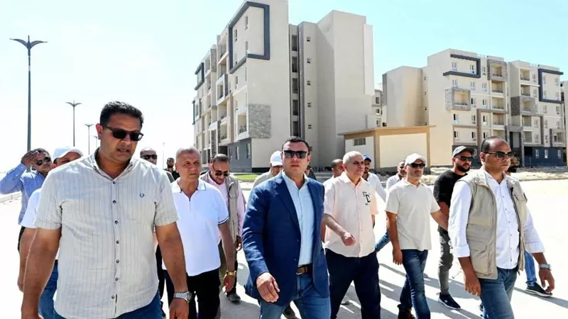 وزير الإسكان يتابع تنفيذ مشروعات سكنية وكوبري جديد بالعلمين الجديدة