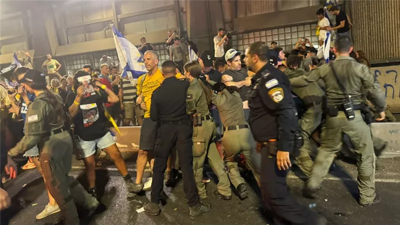 اعتقال 25 مواطنا إسرائيليا خلال مظاهرات اليوم بإسرائيل للمطالبة بإنهاء الحرب