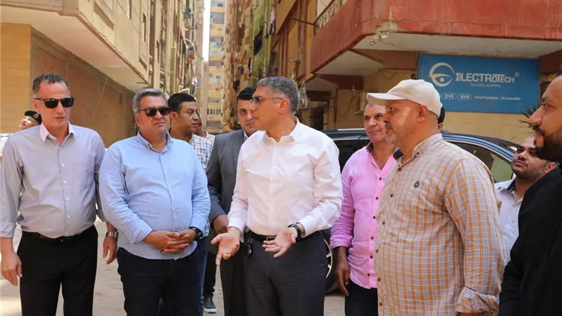 محافظ الجيزة يقود أعمال إزالة 6 أبراج مخالفة بشارع اللبيني بحي الهرم