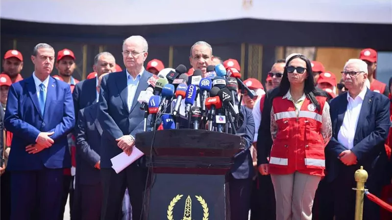 وزير الخارجية: مصر تعمل على وضع حد لعمليات القتل والتجويع الممنهجة داخل غزة