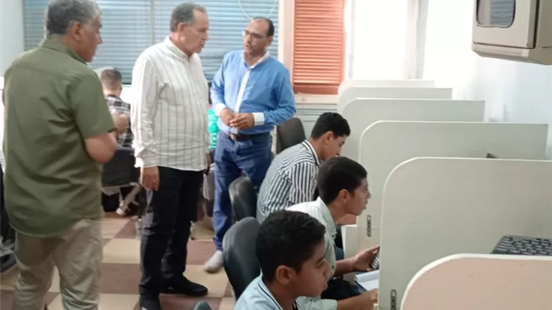 وكيل وزارة التعليم بأسيوط يتفقد إختبارات طلاب مدارس المتفوقين  
