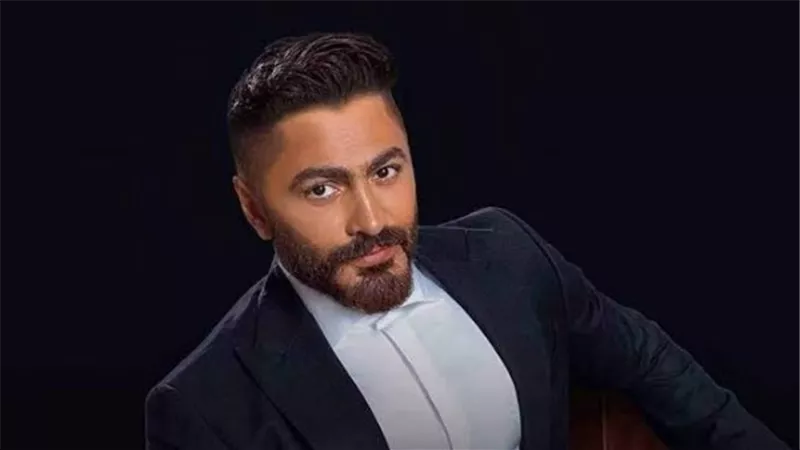 هشتغل مأذون..تامر حسني يمازح جمهوره ويشعل أجواء العلمين الجديدة بحفل استثنائي