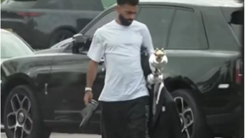 محمد صلاح يصطحب جائزة الأفضل بالدوري الإنجليزي إلى تدريبات ليفربول