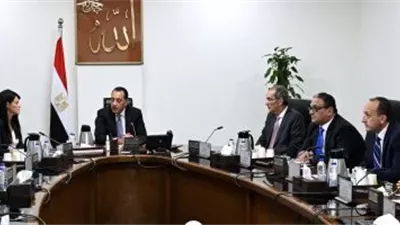 مدبولي يبحث مع وزيري التخطيط والاتصالات جذب المزيد من الاستثمارات.. تفاصيل