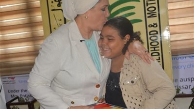 أزهري: الناس منفسنة من اللي بيحصل مع الطفلة هايدي صاحبة تريند الشيبسي