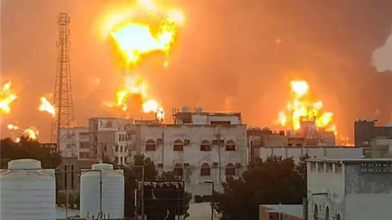 بأكثر من 35 صاروخ.. الاحتلال الإسرائيلي يقصف صنعاء ومجمع القصر الرئاسي