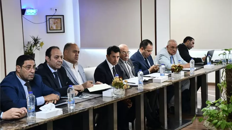 وزير الشباب والرياضة يترأس اجتماعًا مع عددٍ من مسئولي الشؤون القانونية بالأندية