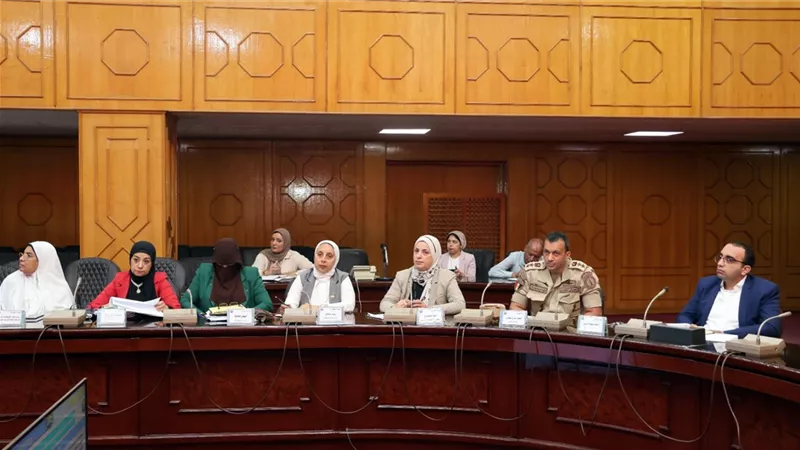 بعد رصد عدة شكاوى.. نائب محافظ الإسماعيلية يناقش مشكلات مياه الشرب بالمحافظة