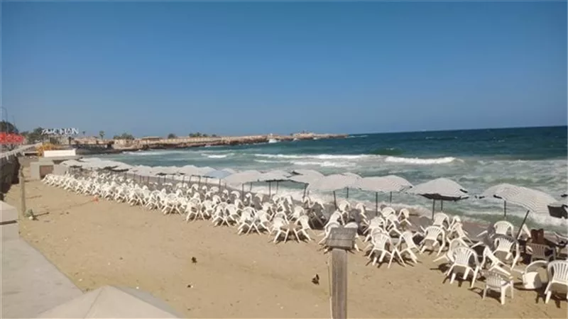تحذيرات الأرصاد تغلق شواطئ العجمي بالإسكندرية بسبب اضطراب الأمواج